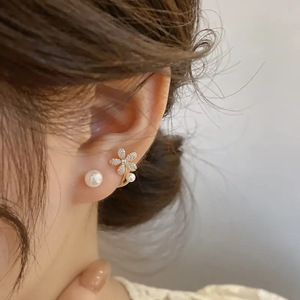 Eleganti orecchini a forma di fiore con perle finte e diamanti taglio brillante rotondo per donna, gioielli da matrimonio in lega. - Product Image 4