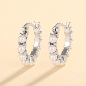 Orecchini a Cerchio in Oro Bianco con Perle Finte AAA Rotonde, Argento 925 Placcato Rodio, Gioielli Classici da Donna per Uso Quotidiano - Product Image 3