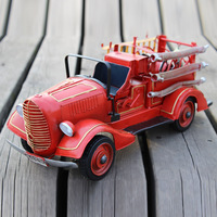 Modèle de camion de pompiers rétro nostalgique, artisanal en fer forgé, miniature d'ancien véhicule de pompiers pour la décoration de la maison, du bar et du café, artisanat décoratif