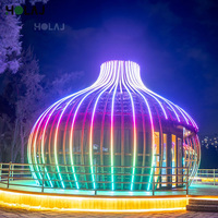 Cabane de tourisme panoramique de style moderne avec éclairage néon coloré en forme de cage à oiseaux, point de repère nocturne, pod de glamping de luxe, maison préfabriquée