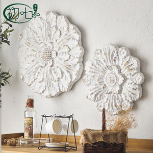 Decoración de pared redonda de resina blanca para la sala de estar, artículo decorativo para colgar en el hogar - Product Image 1