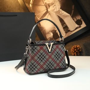 फ्रेंच 2025 नए हॉट स्टैम्पिंग डायमंड ग्रिड बाल्टी बैग, वायुमंडलीय हाथ से आयोजित क्रॉसबॉडी बैग, उत्कृष्ट और बहुमुखी - Product Image 5