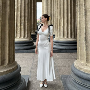 Váy dạ hội cưới dài chấm đất, chất liệu satin trắng cổ chữ V sâu, tay phồng ngắn, phối nơ nhung đen, kiểu dáng ôm sát, lấy cảm hứng từ thời trang cổ điển - Product Image 3