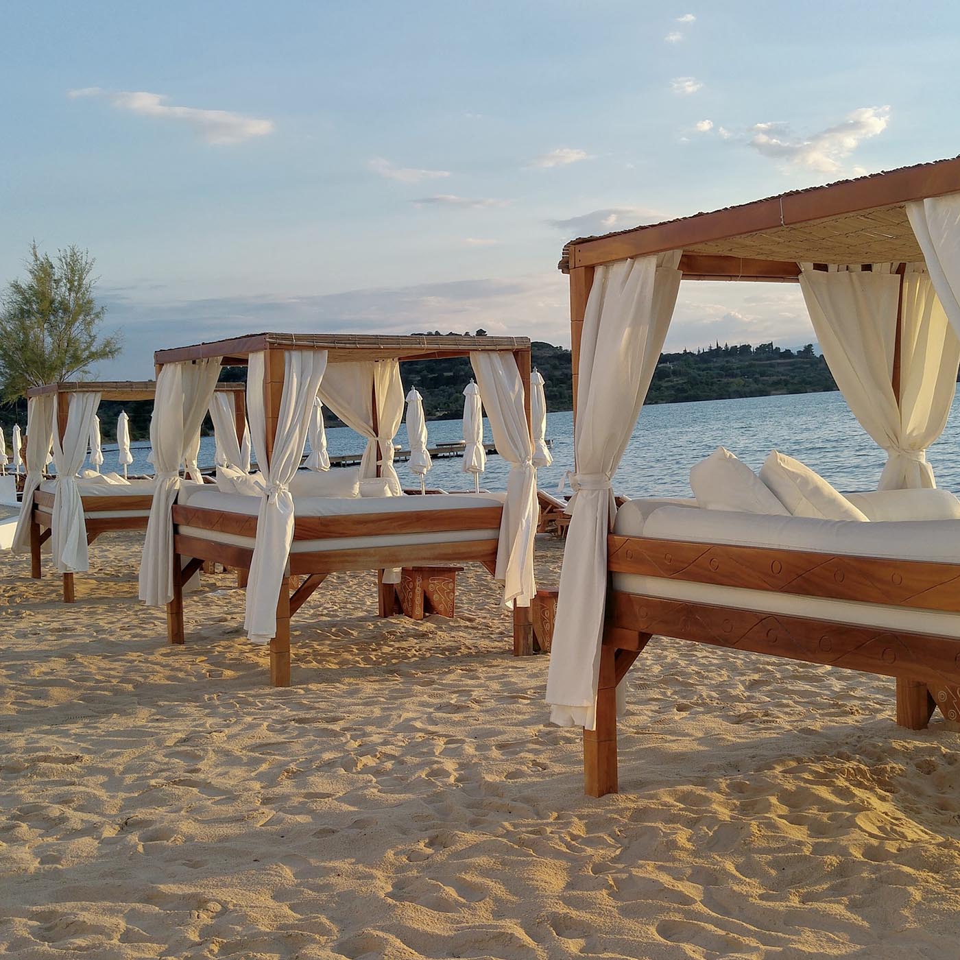 Factory Retail For Hotel Resort Beach Villa Garden Home Outdoor Furniture Teak Daybed Canopy Cabana