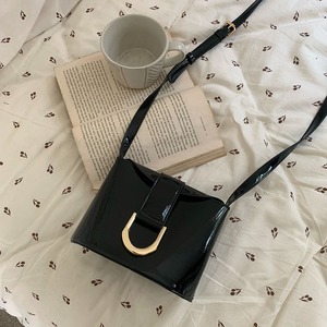 กระเป๋าสะพายข้างสีแดงขนาด 7 นิ้ว พร้อมตัวล็อคแม่เหล็ก กระเป๋าพกพาสำหรับผู้หญิงใช้ได้ทุกวัน - Product Image 3