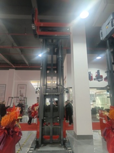Camion à mât rétractable multidirectionnel tridirectionnel Capacité de charge de 1.5 tonnes <span class=keywords><strong>Chariot</strong></span> élévateur électrique gerbeur CE pour allée étroite VNA - Product Image 6