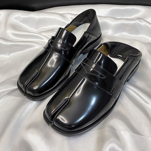 Xinzirain Mocasines Tabi Informales Planos Unisex Personalizados Talla 35-44 con Puntera Dividida de Cuero Genuino y Suela de Goma Antideslizante para Hombre y <span class=keywords><strong>Mujer</strong></span> - Product Image 1