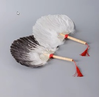 Éventail en plumes d'oie fait main africain teinté, avec manche en bois, pour la décoration intérieure, les fêtes costumées et les accessoires de vacances - Vente en gros HY