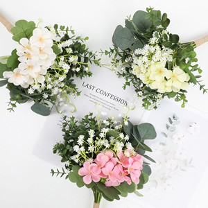 Bouquets de mariage artificiels Guanyi, fleurs en soie et plastique, eucalyptus, marguerites, gypsophile pour décorations de table de mariage. - Product Image 3
