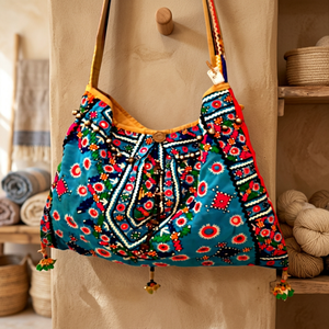 Bolso de Hombro de Algodón Impermeable Bordado a Mano Estilo Boho para Mujer, con Cierre de Cremallera, Artesanía Étnica Khushbu de Rajasthan - Product Image 2