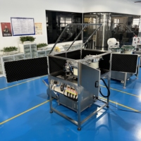 Machine automatique de remplissage, scellage, emballage et conditionnement à 2 bacs pour kits de quincaillerie, vis, boulons, attaches et pièces métalliques, avec isolation phonique