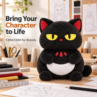 Peluche personnalisée chat noir avec yeux jaunes, pose assise et queue courbée pour cadeaux d'Halloween et présentoirs saisonniers