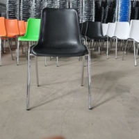 Chaise en métal à quatre pieds avec bureau et filet à livres pour table de cantine scolaire et chaise de formation