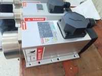 Moteur de gravure CNC 2,2 kW 18 000 tr/min avec boîtier carré et bride, personnalisé pour le travail du bois