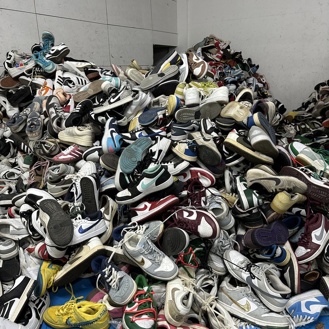 International Brand Men's Sneakers Class a Factory Wholesale Second-hand Mixed Shoes and Bags, Second-hand Sneakers