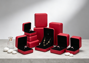 La boîte est dotée d'un revêtement rigide rouge mat avec une doublure intérieure en flanelle noire épaisse, disponible en plusieurs tailles, et se ferme lâchement à l'ouverture. - Product Image 2