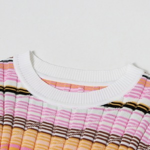 เสื้อสเวตเตอร์ถักแขนสั้นคอกลมสำหรับผู้หญิง ลายทางหลากสี เสื้อถักลายริบ ขายส่งเสื้อผ้าลำลองสำหรับผู้หญิงใส่ในฤดูร้อน - Product Image 3