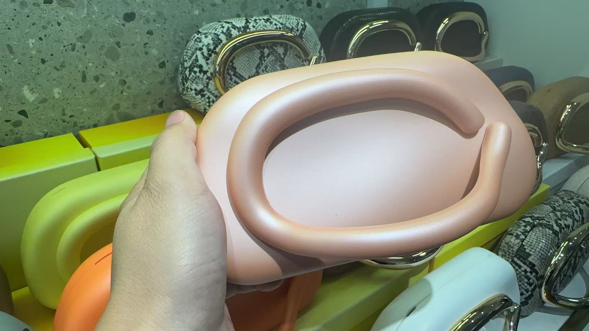 Champagne pink-handheld same color