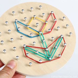 Jeu éducatif en bois : Géoboard avec cartes de motifs et élastiques – Stimule l'imagination et la créativité - Product Image 2