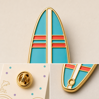 Broche émail souple 2D en forme de planche de surf, bijoux rétro sur le thème du surf et de la plage, plaqué or, badges métalliques en gros, épingles émail personnalisées OEM