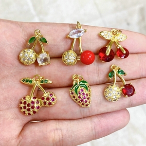 Colgante de Latón Chapado en Oro de 18K con Diseño de Fresas y Gemas Rojas para la Elaboración de Collares de Mujer - Product Image 1