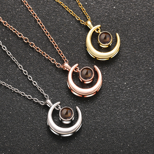 Collares con Proyección <span class=keywords><strong>de</strong></span> Fotos Personalizados 2026. Colgante <span class=keywords><strong>de</strong></span> Acero Inoxidable con la Frase 'Te Amo' en 100 Idiomas y Diseño <span class=keywords><strong>de</strong></span> Luna para Mujer, Regalo Personalizado - Product Image 2
