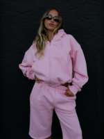 Ensemble streetwear deux pièces Y2K personnalisé avec logo, comprenant un sweat à capuche court zippé en coton pour femme et un short capri ample, style survêtement.