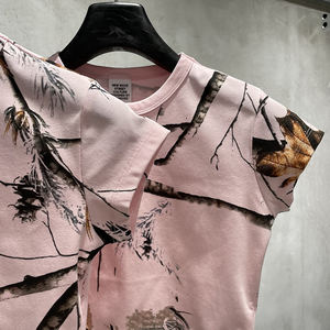 迷彩柄スリムフィットクルーネックTシャツ、肩に葉柄の熱転写プリント、迷彩柄ストレッチタンクトップ（女性用） - Product Image 5