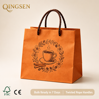 Sac de courses personnalisé OEM en papier kraft orange brûlé avec impression de tasses de café et couronnes, poignées en corde torsadée, pour boutiques et commerces de détail