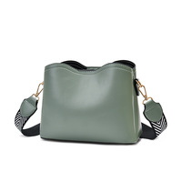 Sac bandoulière de luxe pour femme, design unique, tendance 2026, avec sangles de créateur et pendentif nœud, vente en gros