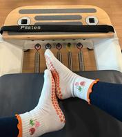 Nouvelles arrivées : Chaussettes de yoga OEM/ODM personnalisées de haute qualité, avec broderie mignonne, chaussettes antidérapantes populaires pour le Pilates, nouveau style, chaussettes ras du cou jacquard à volants