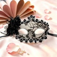 Topeng Masker Venesia Setengah Wajah Berhias Bunga dan Bulu dengan Renda Floral dan Trim Berlian Imitasi