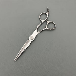 กรรไกรตัดผม JH ขนาด 6 นิ้ว กรรไกรซอยผม สแตนเลส สำหรับคนถนัดขวา ใช้ในร้านเสริมสวย ใบมีดมาตรฐาน ด้ามจับลายดอกไม้แบบเกลียวสูง - Product Image 5