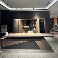 Bureau de direction moderne de luxe en forme de L avec éclairage LED, table de bureau intelligente pour PDG avec prises intégrées