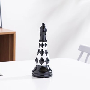 Vente en gros de décoration intérieure moderne Statue d'échecs en céramique <span class=keywords><strong>noir</strong></span> <span class=keywords><strong>et</strong></span> <span class=keywords><strong>blanc</strong></span> Accessoire de décoration pour la maison - Product Image 3