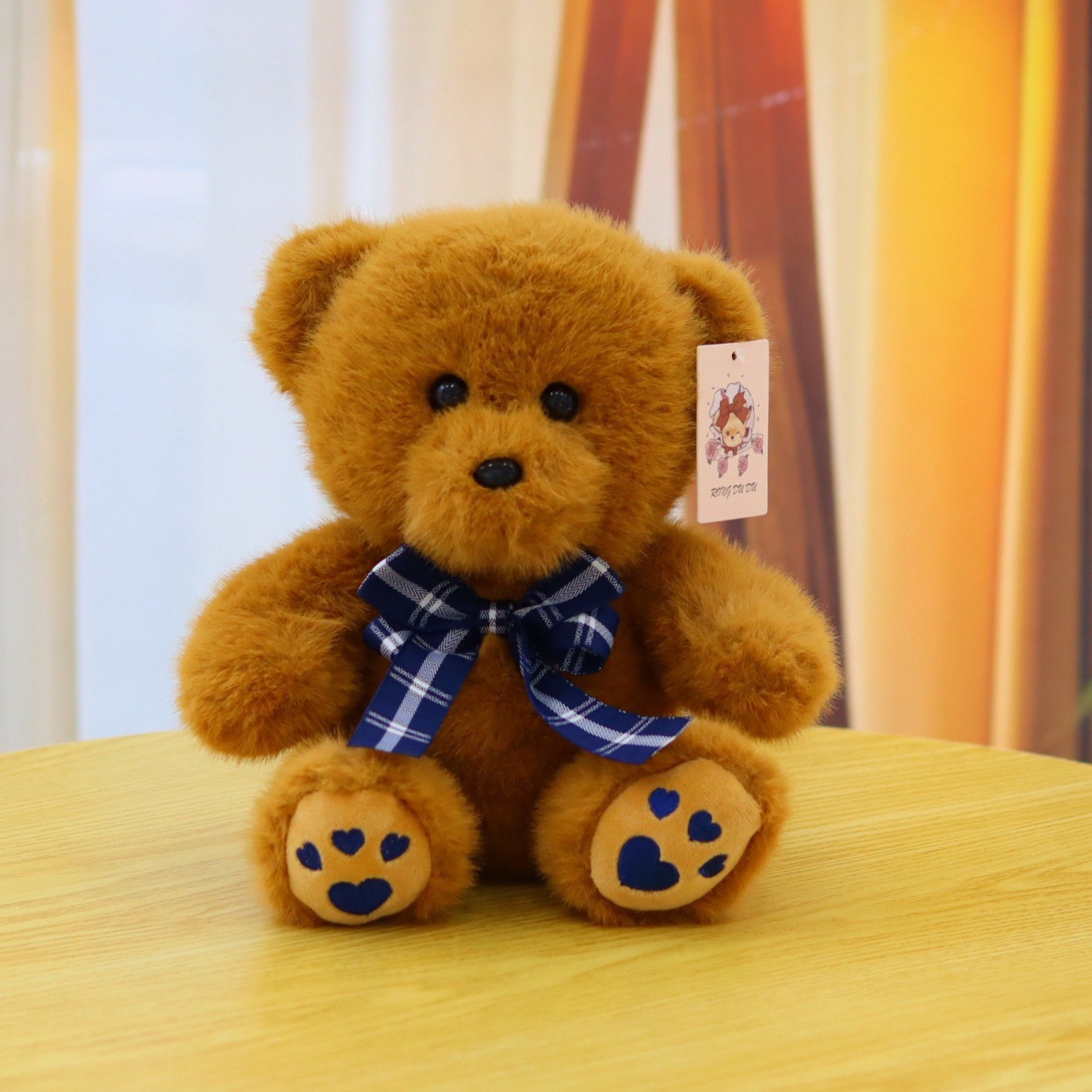Zampa rossa e blu con papillon blu
