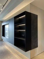 Meuble TV mural de luxe HAIYUE au design flottant moderne, console en bois sur mesure avec panneaux intégrés