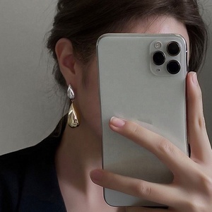 Boucles d'oreilles asymétriques tendance en alliage de zinc plaqué or, avec perles et gouttes d'eau brillantes contrastées, pour femme, idéales pour les soirées - Product Image 5