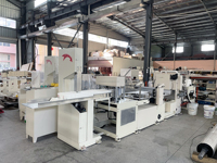 Machine de pliage automatique de bavoirs dentaires jetables avec moteur PLC et engrenage Xinda Machinery 5.5KW 500-600 pièces/min