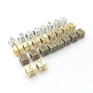 Alphabet-Würfelperlen mit großem Loch aus Zinklegierung für personalisierte Namensarmbänder - Product Image 5