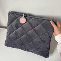 Sac d'ordinateur portable matelassé en velours gris avec fermeture éclair, design personnalisé avec logo, pochette plate de rangement