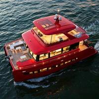 Catamaran de luxe de 62 pieds en fibre de verre soudée, avec deux moteurs in-bord de 440 CV et commande par écran tactile, idéal pour les croisières de plaisance en mer.