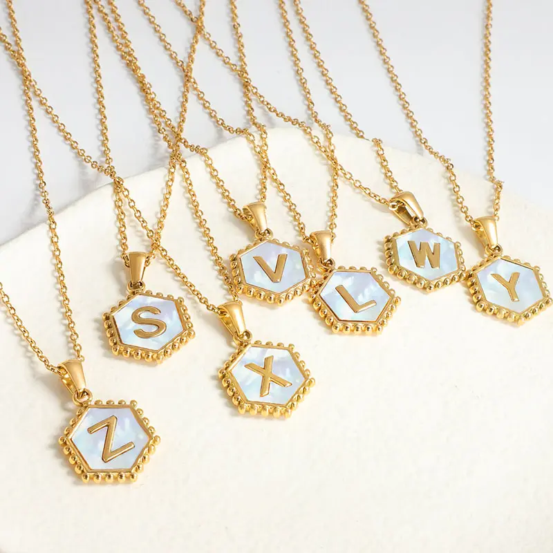 Vente en gros Dainty Shell Coin 26 anglais en acier inoxydable un ensemble de lettre initiale de l'alphabet Hexagon Initial Pendentif Collier