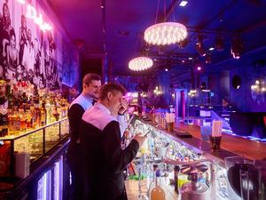 Mobilier moderne de haute qualité pour bar à vin de restaurant, table de comptoir de boissons à éclairage LED pour affichage et décoration - Product Image 6