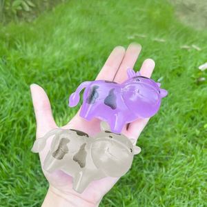 ลูกบอลบีบแกะสลักรูปวัว TPR นุ่มพิเศษ เปลี่ยนสีได้ ของเล่นบีบคลายเครียด พกพาสะดวก ของขวัญสร้างสรรค์สำหรับทุกวัย ช่วยลดความเครียด - Product Image 4