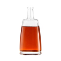 Vente en gros de bouteilles de liqueur de vin en verre plat de style vintage de 500ml 700ml 750ml avec bouchon couronne artisanat unique pour whisky vodka gin