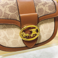 Sac à bandoulière de style décontracté pour femmes avec design vintage français, forme de selle large, version petite poignée carrée luxueuse