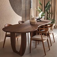 Nordisches Wabi-Sabi Esszimmer-Set aus Walnussholz, Unregelmäßiger Ovaler Massivholz-Esstisch für den Innenbereich des Haushalts
