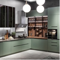 Ensemble d'armoires de cuisine vert sauge mat sans poignées en forme de L pour villa et maison
