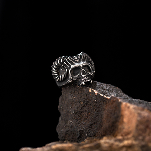 Anello da Uomo Trendy in Acciaio Inossidabile con Teschio Argentato Massiccio, Gioiello alla Moda, Regalo per il Giorno dei Morti - Product Image 4